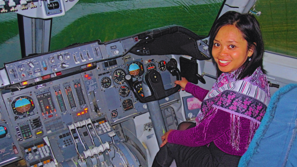 Tampak luar Museum Aviodrome di Lelystad dengan pesawat bersejarah dan area pameran terbuka