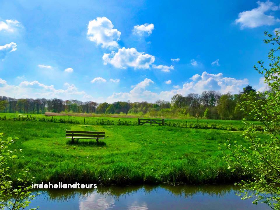 duduk santai di taman di desa belanda