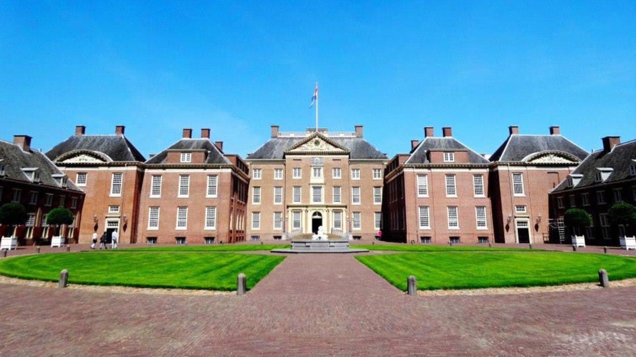 Paleis Het Loo tampak depan dengan arsitektur baroque dan jendela megah