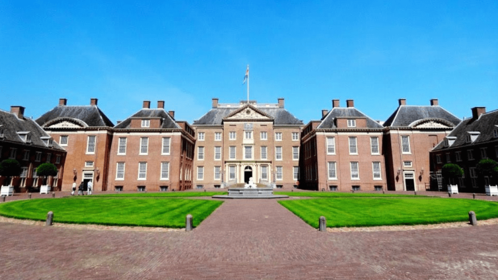 Paleis Het Loo tampak depan dengan arsitektur baroque dan jendela megah