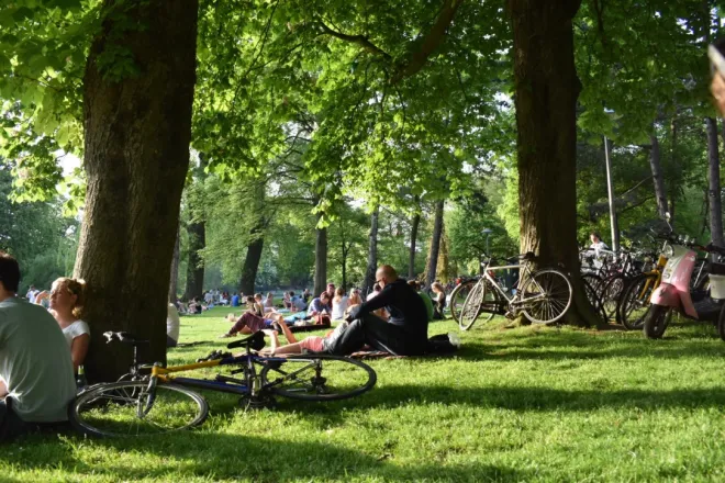 Taman bunga Wilhelminapark di Utrecht Belanda dengan suasana hijau dan bunga bermekaran saat musim semi