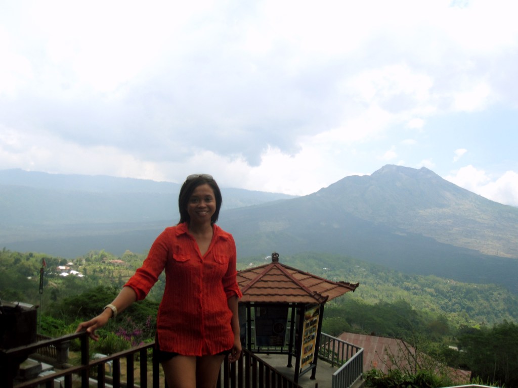 Berdiri di Kintamani dengan panorama Gunung Batur dan Danau Batur di kejauhan. Staand in Kintamani met uitzicht op de vulkaan en het Baturmeer.