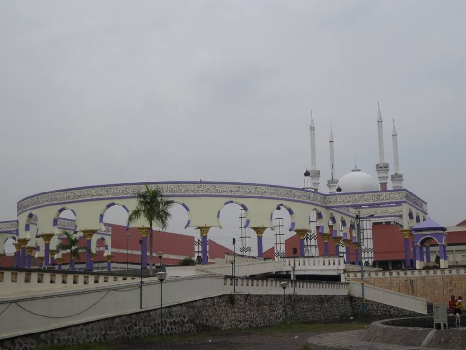 Tampak depan Masjid Agung Jawa Tengah dengan menara dan halaman luas