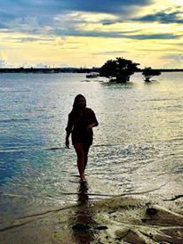 Menikmati matahari terbenam di pantai Bali