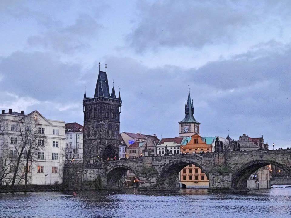 Pemandangan Kota Praha dengan Charles Bridge dan Kastil Praha di sore hari, saat musim dingin