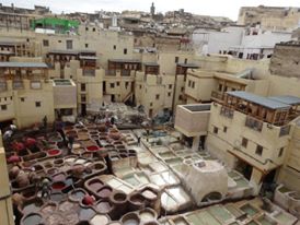 Pengrajin Maroko mengolah kulit hewan di area penyamakan untuk dijadikan produk kerajinan.