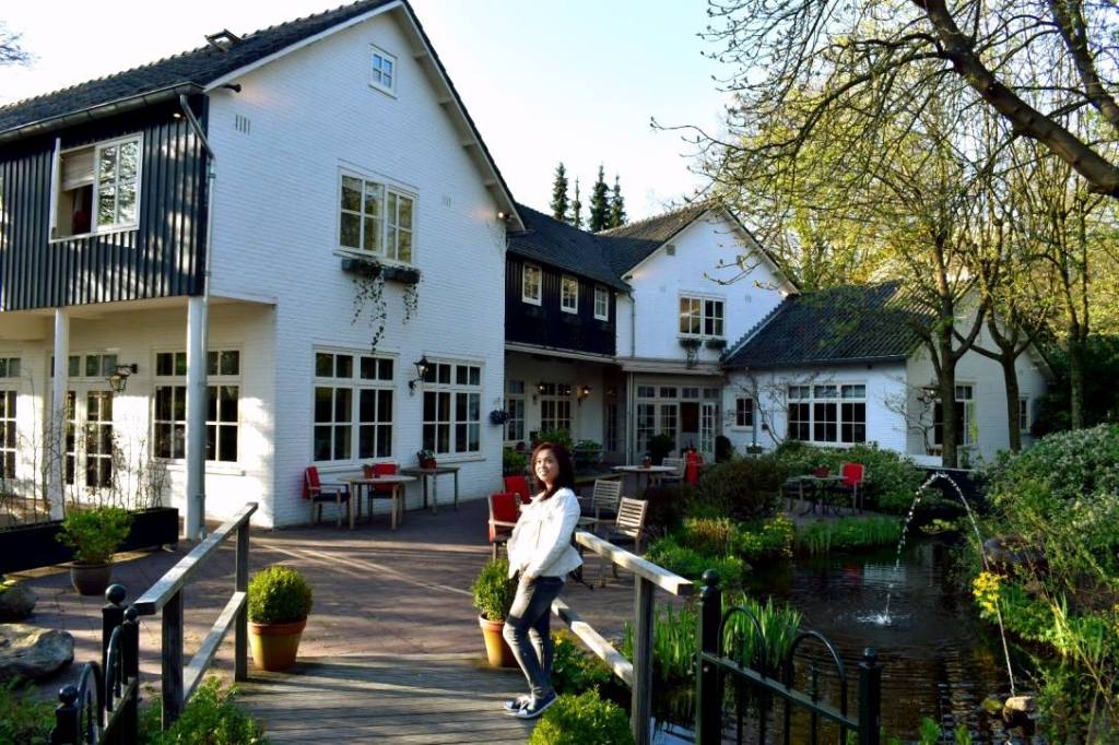 Muslimah jalan kaki di desa Lage Vuursche, Belanda