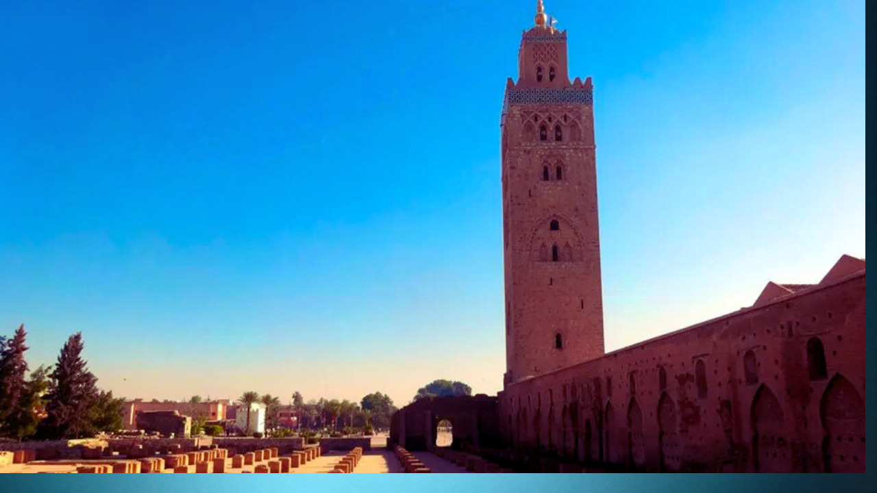 Tampak depan Masjid Koutubia yang megah di Marrakesh, Maroko, tempat traveler Muslimah menunaikan sholat saat mengunjungi Maroko