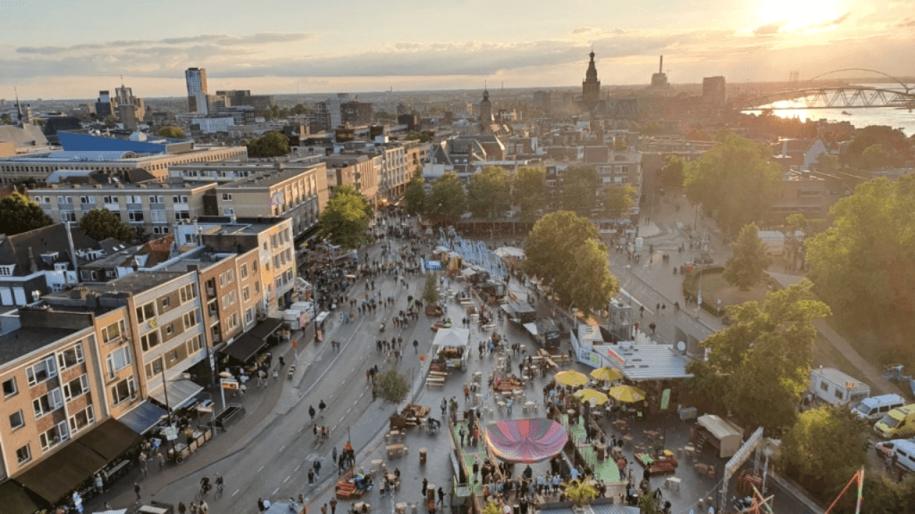 Pasar Keju Tradisional: Datanglah ke pasar keju di Gouda, Edam, atau Alkmaar. Di sini kamu bisa melihat proses transaksi keju yang masih menggunakan cara tradisional dan mencicipi berbagai jenis keju dari penjualnya langsung