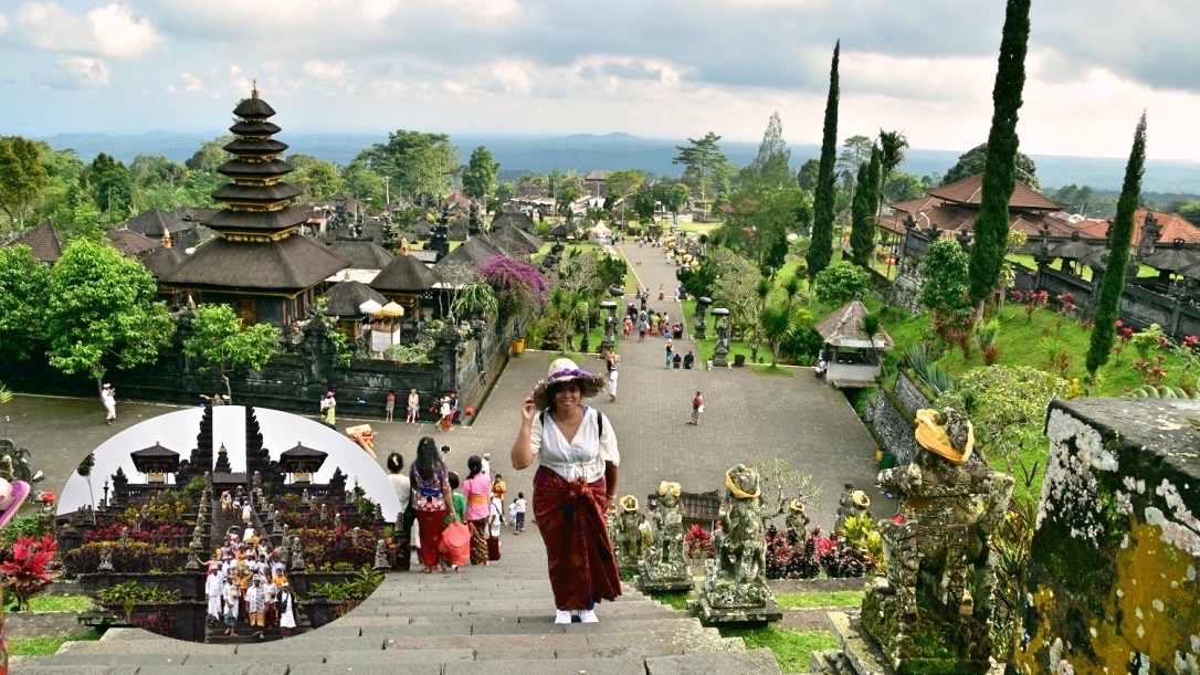 Pura Besakih di Bali dengan latar Gunung Agung