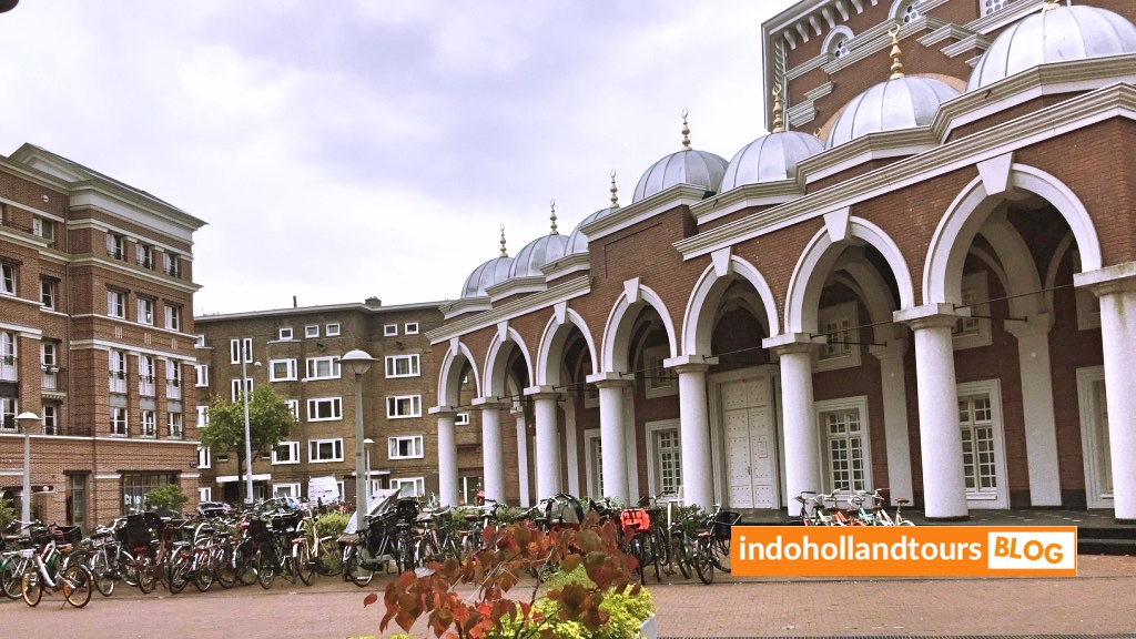 Lokasi Masjid di pusat kota Amsterdam dekat kawasan hotel dan wisata