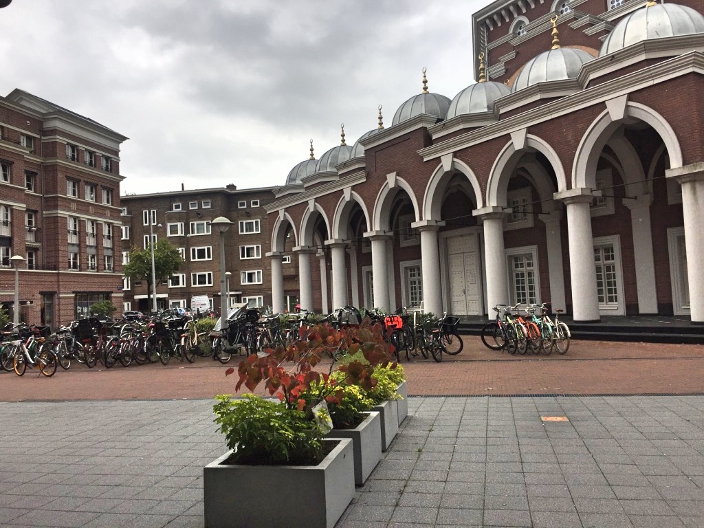 Masjid Westermoskee Amsterdam tampak dari belakang kawasan Hotel Not Hotel.
