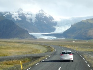 Lagoon Jökulsárlón dengan gletser biru dan lanskap hijau di sekitarnya