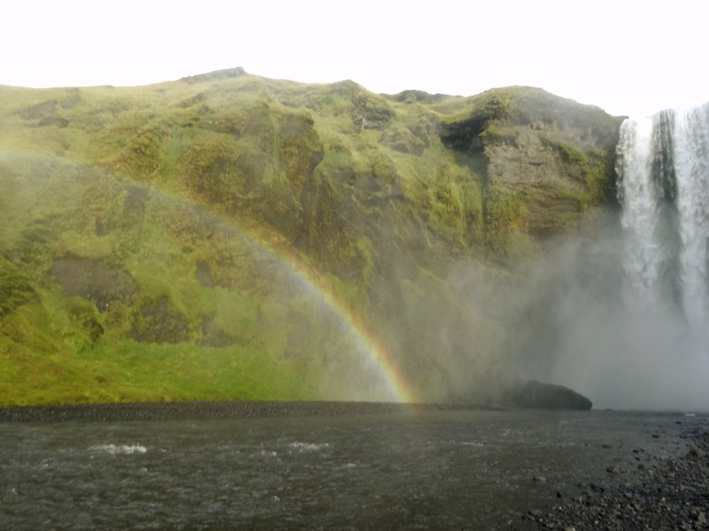 2017 - Skógafoss Waterfall, Iceland. Pelangi indah di Skógafoss Waterfall Iceland dengan latar air terjun megah dan panorama alam