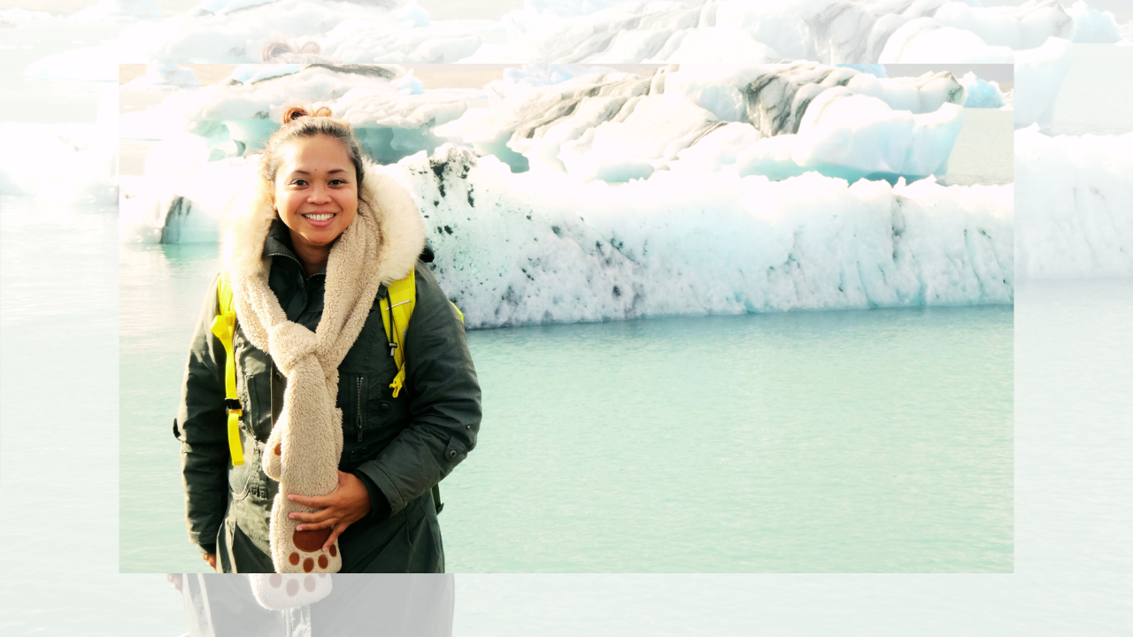Berdiri di depan bongkahan es besar di Jökulsárlón Glacier Lagoon Iceland dengan panorama gletser.