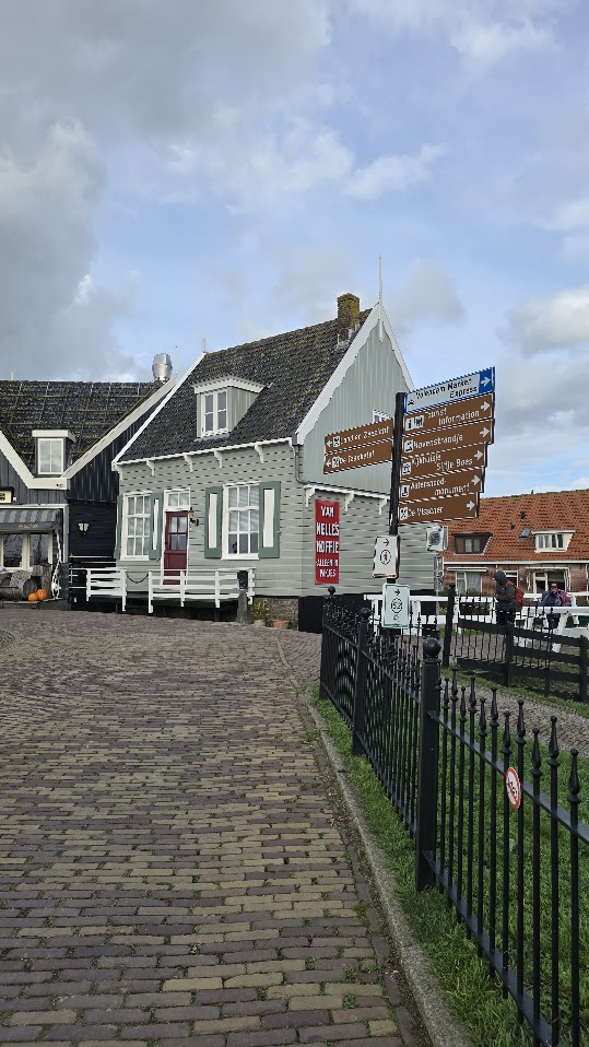 Rumah kayu hijau tradisional di Marken Belanda