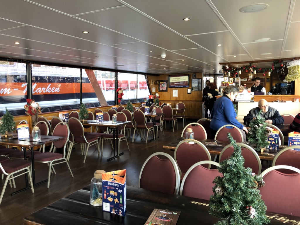 Pelabuhan kecil di Marken dengan kapal feri menuju Volendam