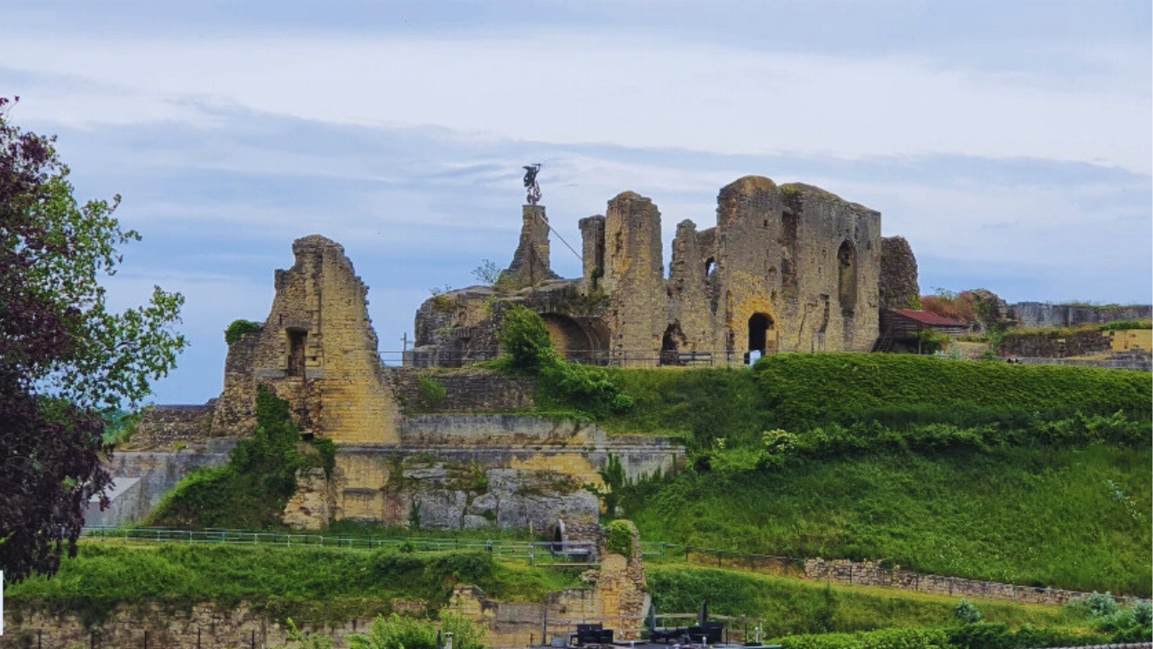 Interior Goa Velvet dengan lukisan dinding dan patung sejarah lokal.
