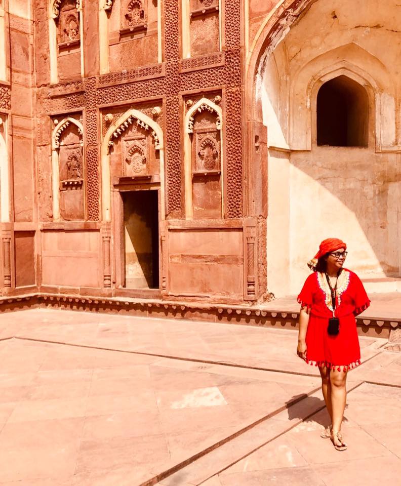 Pemandangan kuil tradisional di India dengan detail arsitektur yang khas dan suasana spiritual.