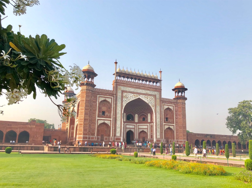 Foto gerbang monumental Masjid Agung Jama di Fatehpur Sikri, India, yang menjadi saksi sejarah Mughal dan lokasi syuting film ikonik