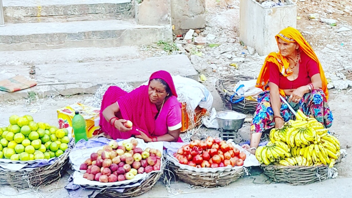 Ibu-ibu India menjual buah-buahan dipasar