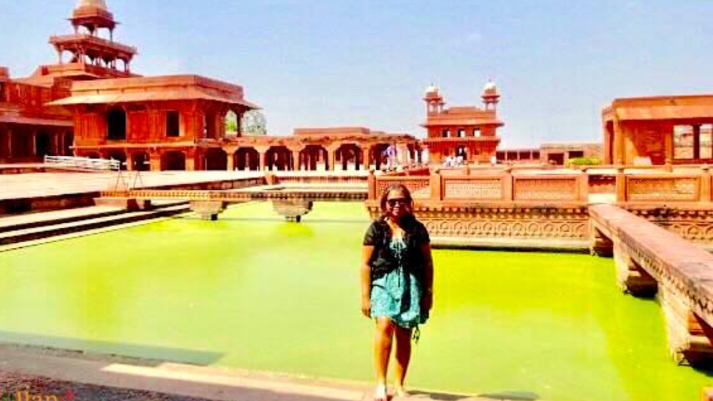 Aku berdiri didepan Arsitektur megah Masjid Jama di Fatehpur Sikri.