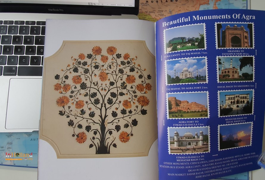 Tumpukan buku suvenir sejarah tentang India dan monumen di Fatehpur Sikri.