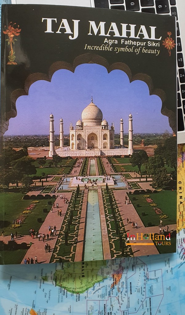 Tumpukan buku suvenir sejarah tentang India dan monumen di Fatehpur Sikri.