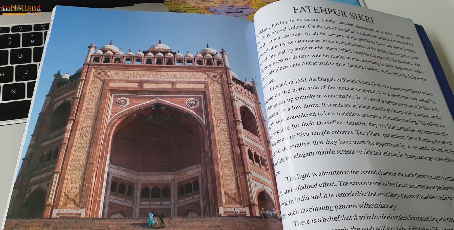 Tumpukan buku suvenir sejarah tentang India dan monumen di Fatehpur Sikri.