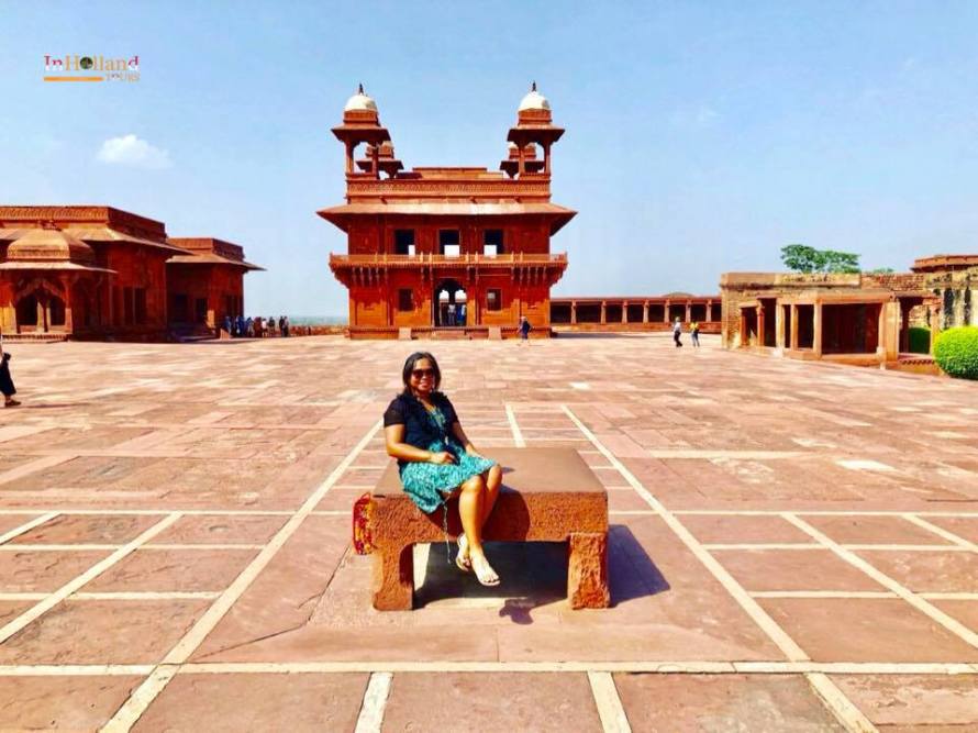 Suasana panas terik di kompleks Fatehpur Sikri, disarankan banyak-banyak minum air.