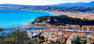 Nice menyambutku dengan langit cerah dan laut biru.