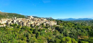 Bukit di sekitar Gourdon Prancis