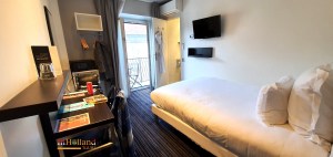 Tiba di Hotel di Nice: Laut, Kota, dan Keheningan