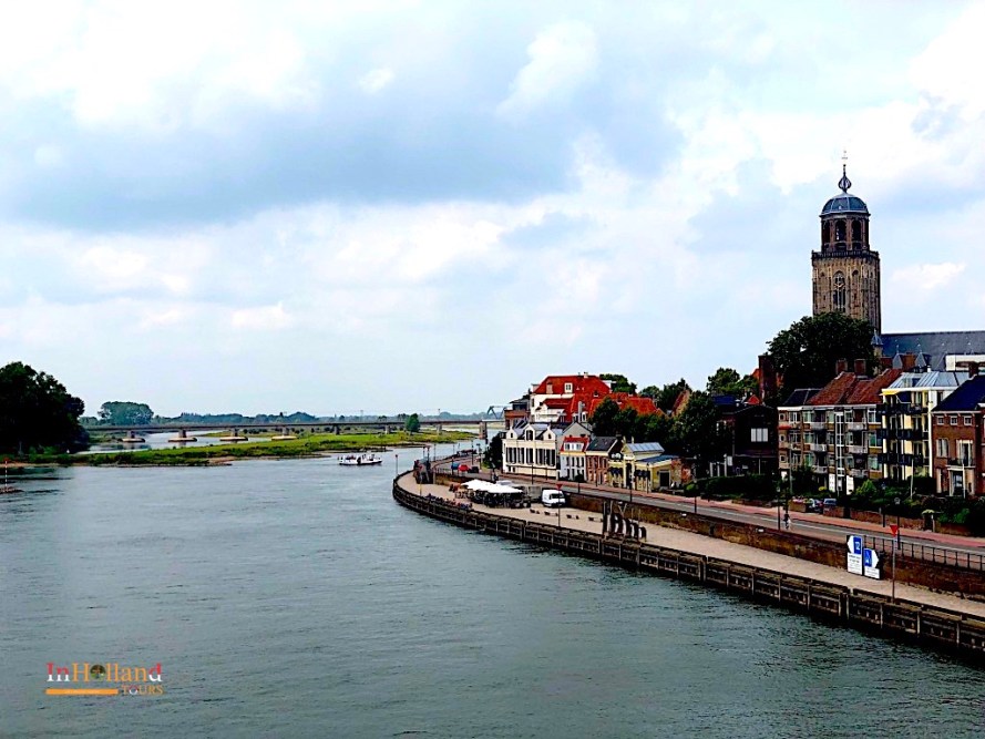 Panorama skyline kota Deventer dengan latar belakang Gereja Lebuinis dan Sungai Ijssel
