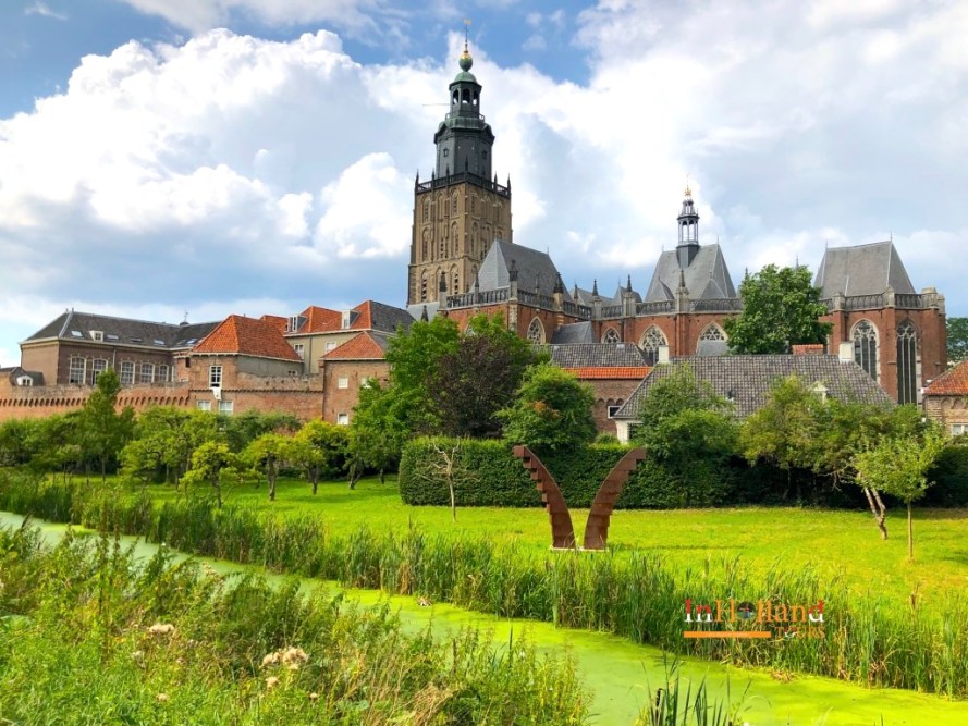Ikon menara bersejarah di pusat kota tua Zutphen yang estetik