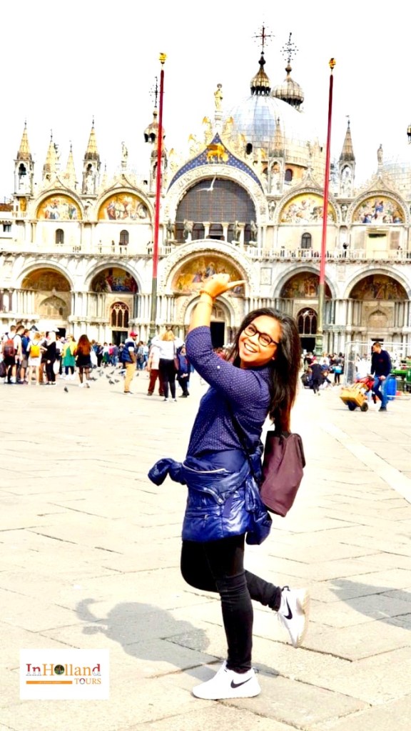 Penulis berdiri di depan Piazza San Marco Venesia, panduan sewa bus Eropa 2026 berdasarkan pengalaman nyata membawa rombongan tur