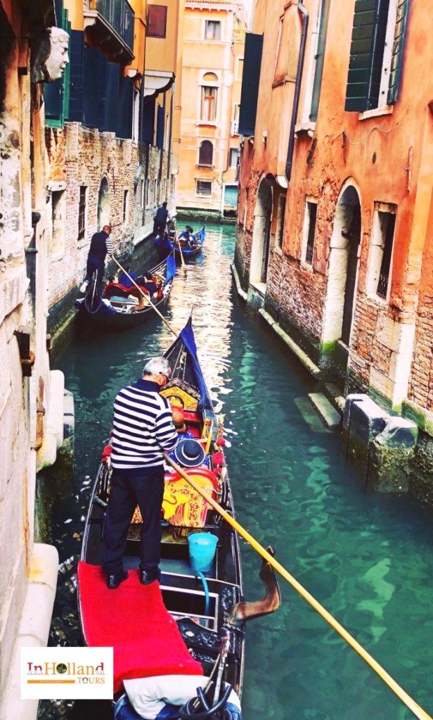 Transportasi tradisional gondola di kanal Venesia, ikon pariwisata Italia yang menjadi tujuan rombongan tur bus Eropa 2026.