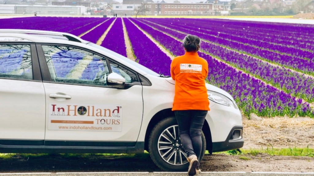 Elly Afriani (Ex. IndoHolland Tours) di Taman Tulip Keukenhof Belanda, pengalaman profesional sebagai pemandu wisata selama bertahun-tahun.