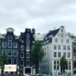 Sebagai seorang traveler yang jatuh cinta pada sejarah dan arsitektur, koleksi foto dan video aku justru dipenuhi oleh kemegahan rumah-rumah Belanda zaman dulu yang unik di sepanjang kanal ini