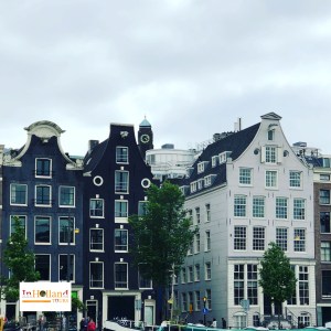 Sebagai seorang traveler yang jatuh cinta pada sejarah dan arsitektur, koleksi foto dan video aku justru dipenuhi oleh kemegahan rumah-rumah Belanda zaman dulu yang unik di sepanjang kanal ini