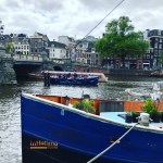 Rumah dan kanal Amsterdam di Belanda
