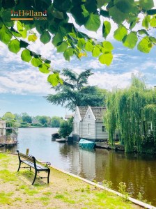 Naik sampan di Broek in Waterland