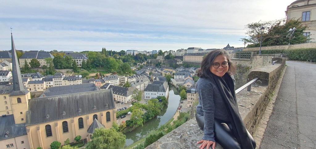 Elly Afriani menikmati pemandangan di Chemin de la Corniche, balkon paling indah di Eropa.