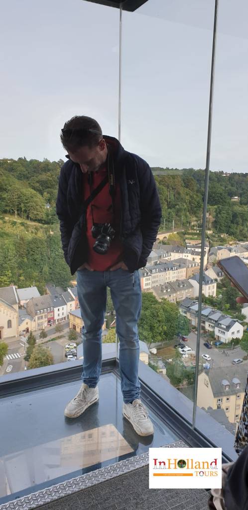 Elly Afriani berdiri di atas lantai kaca transparan Panoramic Elevator Luksemburg.