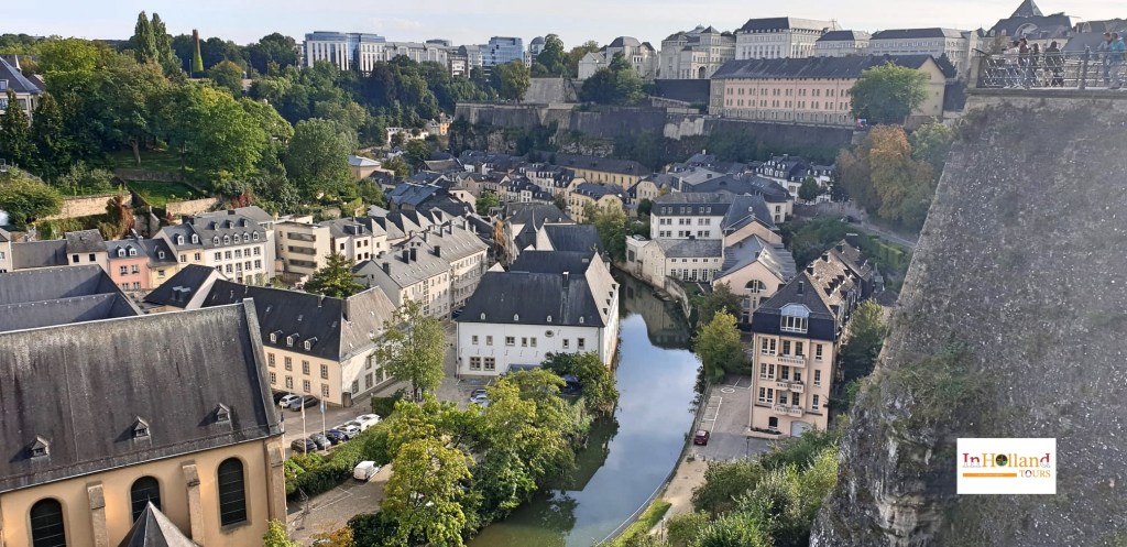Panorama distrik Grund dan lembah Alzette dari Chemin de la Corniche Luksemburg.