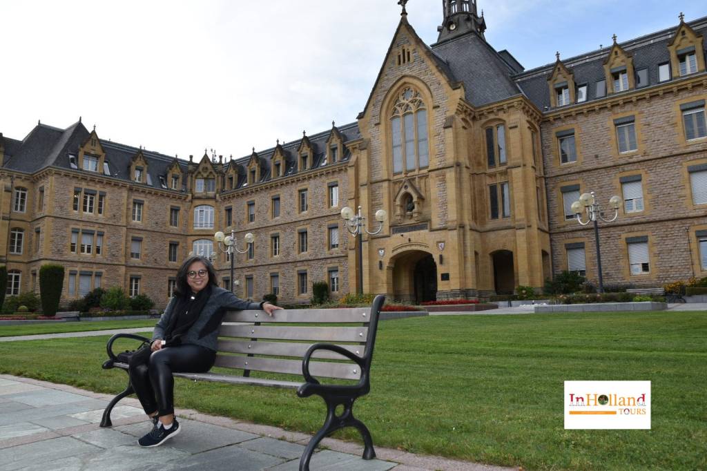 Elly Afriani duduk santai di bangku taman Foundation J-P Pescatore Luksemburg