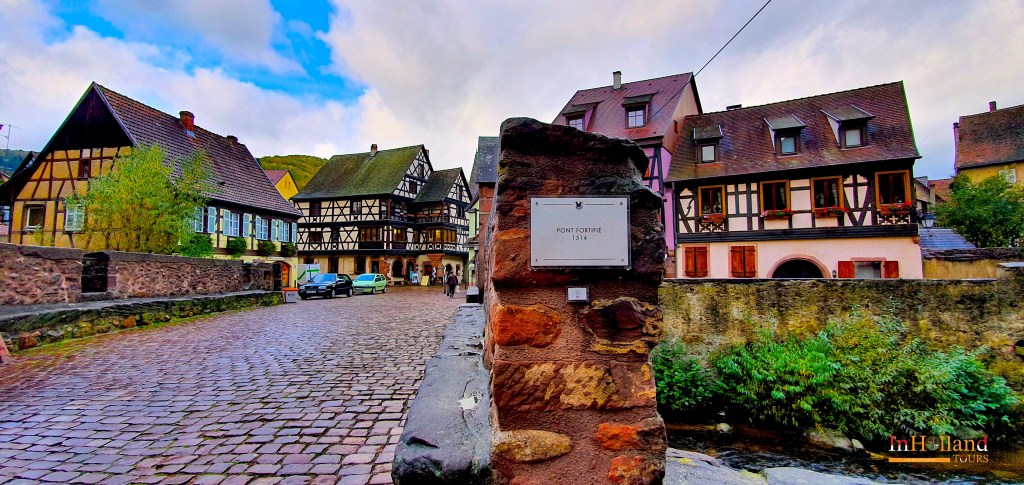 Pemandangan jembatan batu di Kaysersberg