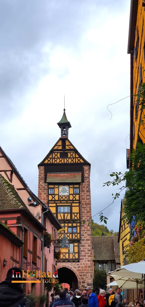 Desa Riquewihr dengan rumah berwarna cerah dan toko wine