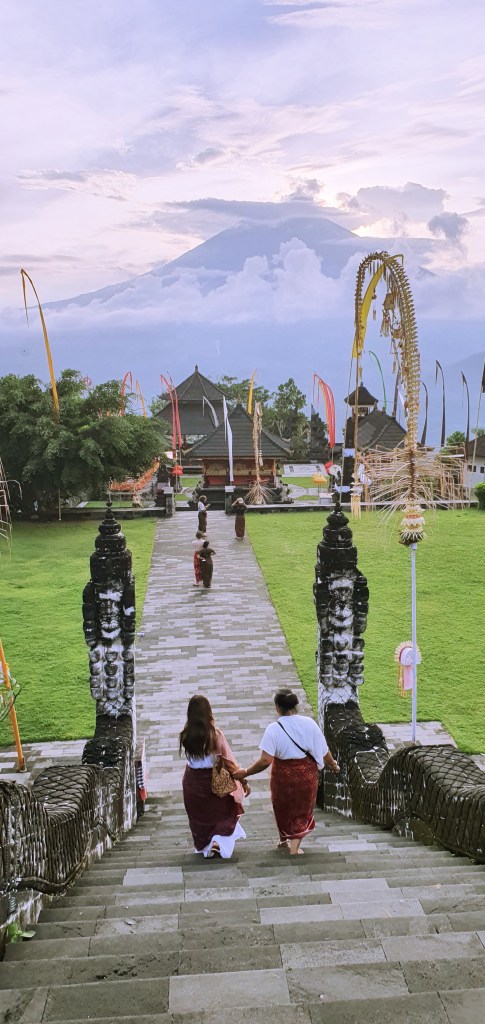 candi pura tempat ibadah
