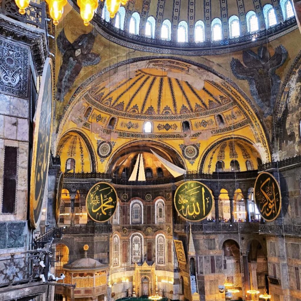 Interior Hagia Sophia Istanbul - Jejak Sejarah Islam & Byzantium
Refleksi Muslimah Traveler di dalam Hagia Sophia
Mengunjungi Hagia Sophia: Perjalanan Spiritual di Jantung Istanbul